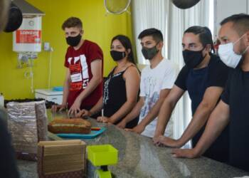 SANTA FE MÁS: LA PROVINCIA PROMUEVE ESPACIOS SOCIO PRODUCTIVOS CON JÓVENES EMPRENDEDORES En esta oportunidad se entregaron insumos al taller de panificados que se dicta en El Alero de barrio Coronel Dorrego de la capital santafesina.   La actividad se desarrolló en el marco del programa Santa Fe Más – Aprender haciendo.  El Ministerio de Desarrollo Social, a través de la Secretaría de Integración Social e Inclusión Socio Productiva, participó del taller de producción de alimentos que se desarrolla en El Alero de barrio Coronel Dorrego, en el marco del programa Santa Fe Más – Aprender haciendo, que impulsa el gobierno de Santa Fe.   En el taller de panificación de El Alero participan 20 jóvenes, mujeres y varones, de entre 18 y 25 años de los barrios Villa Hipódromo y Las Flores, muchos de los cuales lograron poner en funcionamiento emprendimientos gastronómicos en sus barrios.  En referencia a la jornada, el ministro Danilo Capitani afirmó: “Nuestra gestión se propuso desde un principio trabajar muy fuerte en la inclusión de los y las jóvenes para generar más y mejores oportunidades. Queremos que los mismos aprendan un oficio y puedan consolidarlo con un trabajo, con una actividad productiva o una prestación de servicios en el corto plazo”.  Por otro lado, el secretario de Integración Social e Inclusión Socio Productiva, Gustavo Chara, resaltó: “Seguimos fortaleciendo los espacios socio productivos de jóvenes en todo el territorio santafesino. En esta oportunidad en El Alero, en un barrio tan emblemático como es Coronel Dorrego, nos convocamos para seguir trabajando con emprendedores enmarcados en la economía social”.  Y agregó: “Es una decisión política de nuestro gobierno promover la participación de los y las jóvenes como productores de bienes materiales y también simbólicos para la construcción de espacios colectivos y de cooperación sobre la base de seguir consolidando una sociedad con más oportunidades para todos y todas”.   En esta oportunidad y con el objetivo promover estos espacios socio productivos, los funcionarios del ministerio entregaron insumos que serán destinados a la producción de budines y pan dulces que luego serán puestos a la venta en eventos de fin de año. Esto permitirá visibilizar sus producciones y promover circuitos cercanos de comercialización que potencien el consumo local.  SANTA FE MÁS  Santa Fe Más es un programa provincial orientado a jóvenes entre 16 y 30 años, que participan en talleres socio-productivos, a los fines de capacitarse en en ámbitos que sean de su interés y respondan a sus demandas e inquietudes.  Los espacios formativos están distribuidos en toda la provincia y son una herramienta de acercamiento para diseñar estrategias de abordaje integrales.