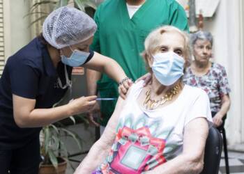 COVID 19: LA PROVINCIA COMENZÓ EL OPERATIVO DE VACUNACIÓN EN GERIÁTRICOS CON DOSIS DE REFUERZO