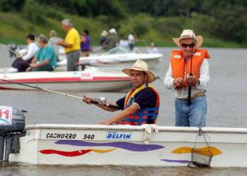 Especialistas trabajan junto con pescadores para repoblar de pejerreyes las lagunas