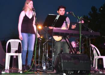 VILLA CAÑAS : MÚSICA Y ARTESANOS EN LA PLAZA MALVINAS ARGENTINAS