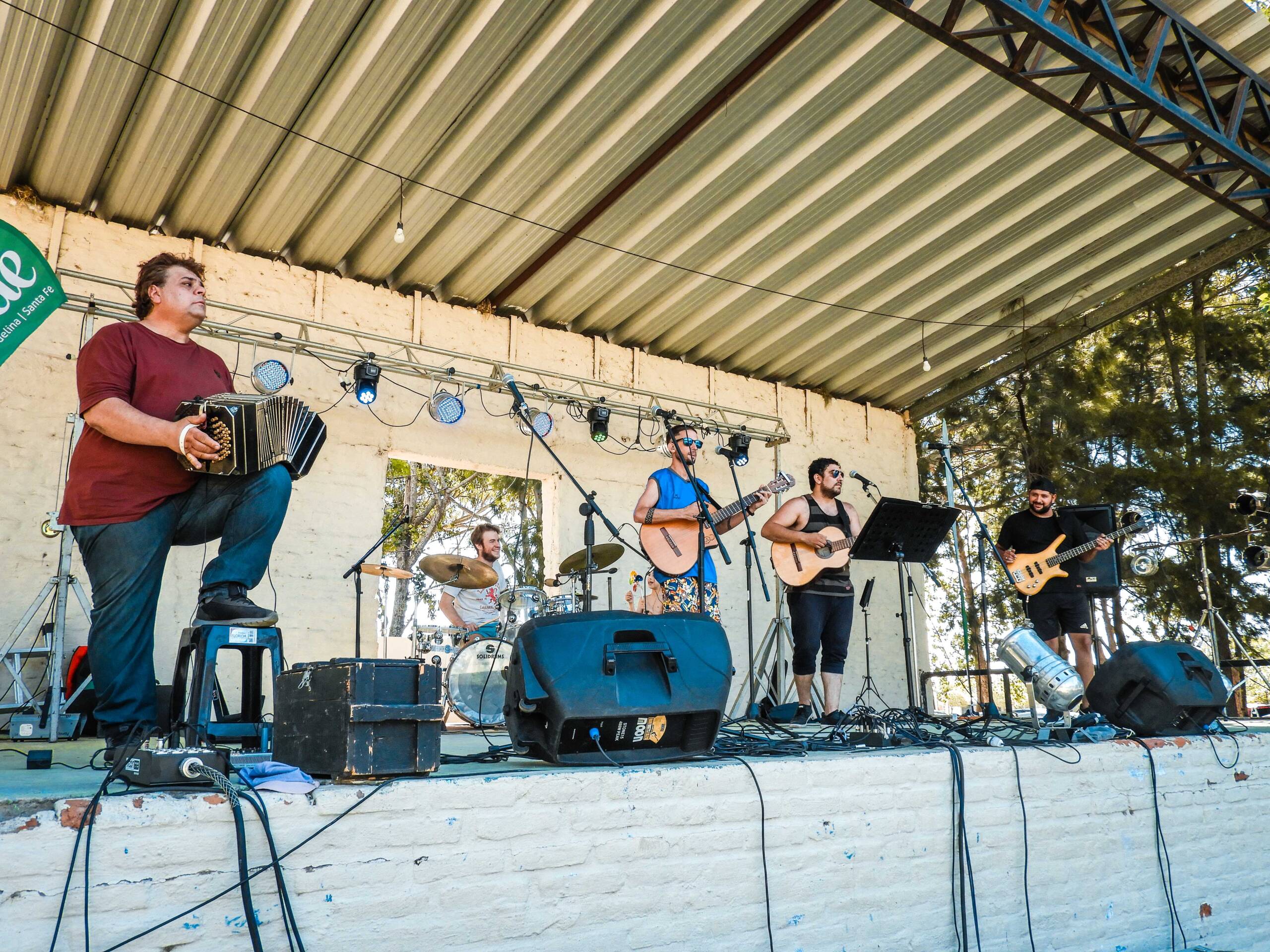 MULTITUDINARIA FIESTA DEL POLLO AL DISCO EN TEODELINA
