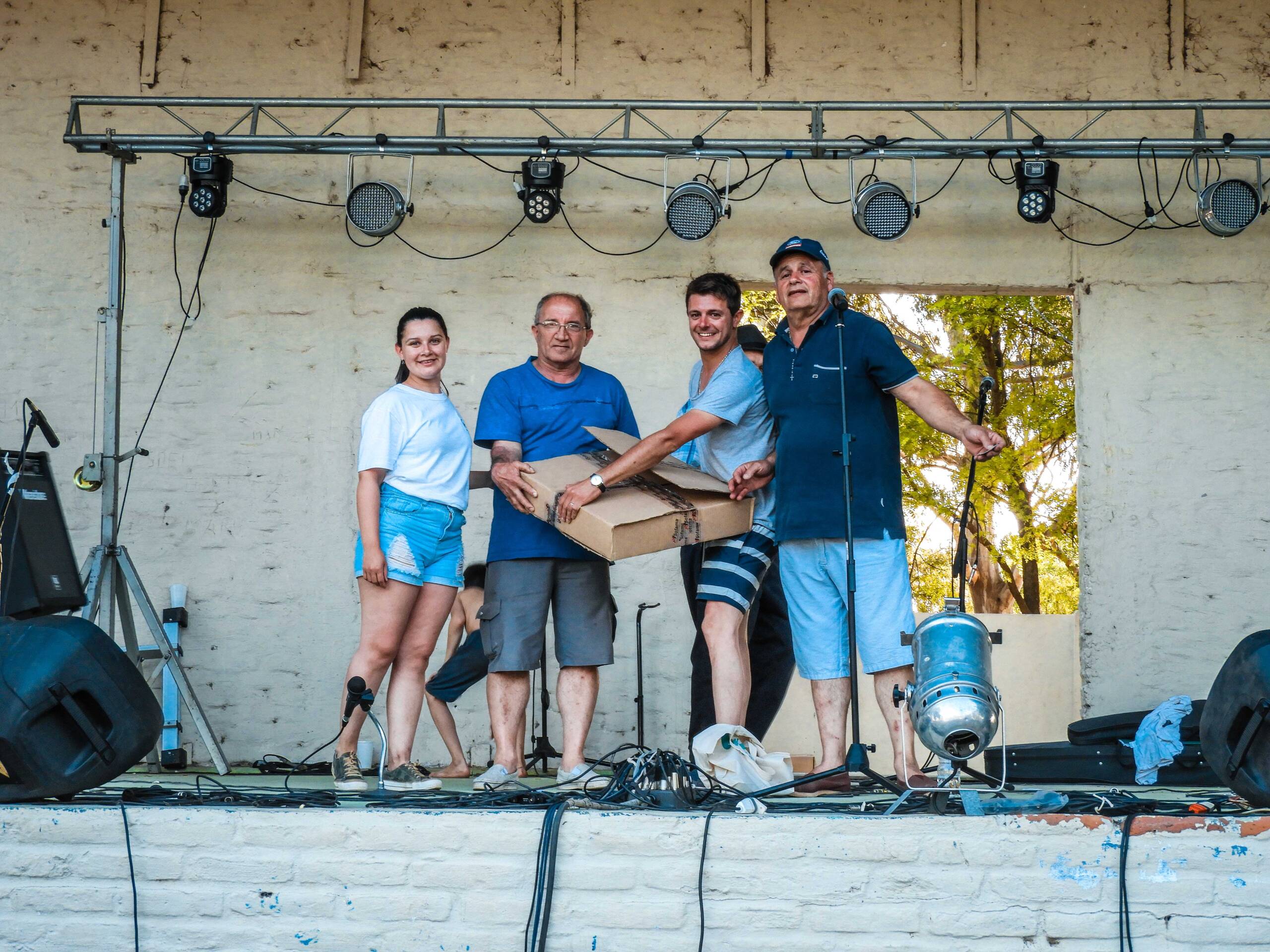 MULTITUDINARIA FIESTA DEL POLLO AL DISCO EN TEODELINA