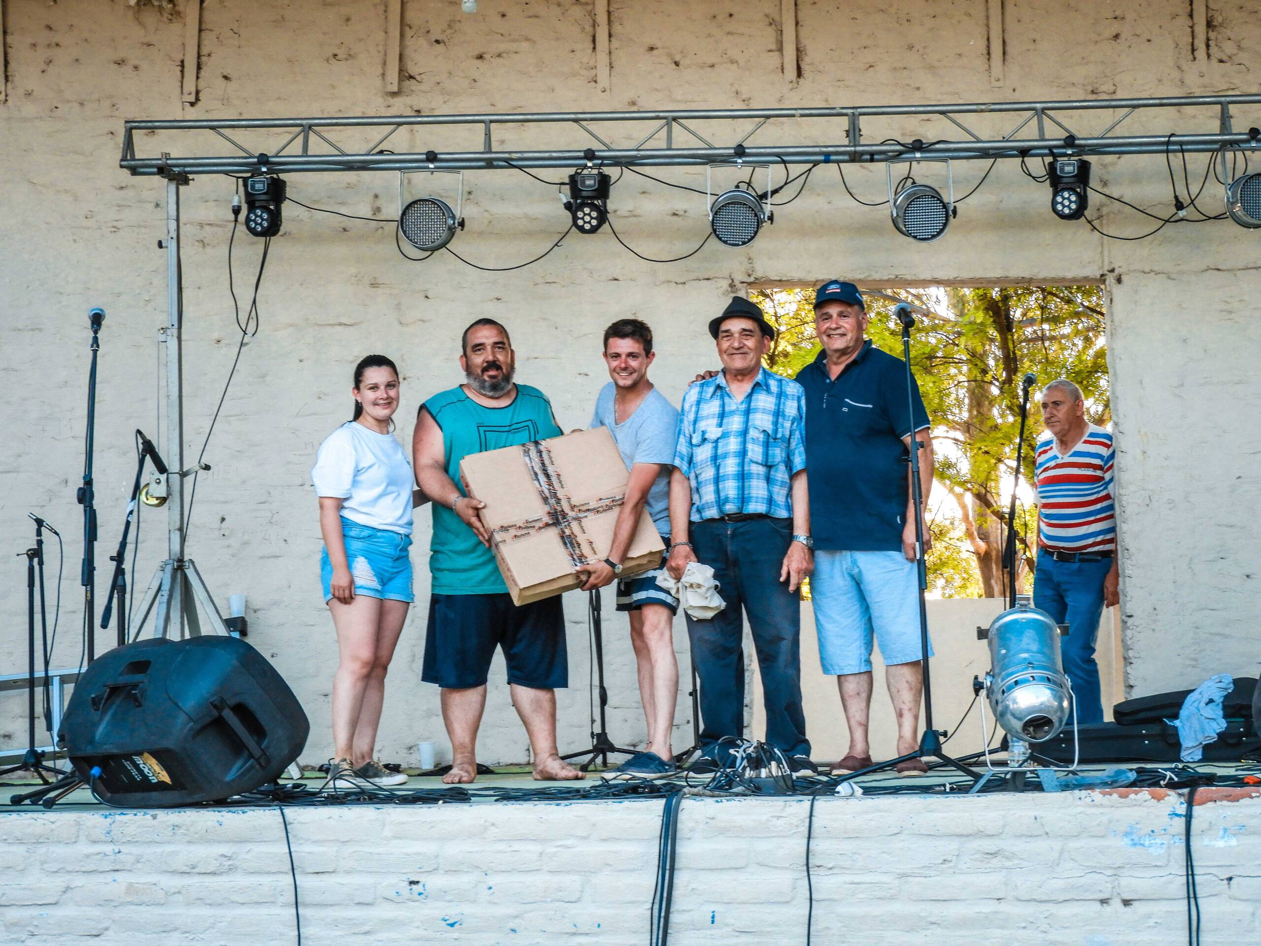 MULTITUDINARIA FIESTA DEL POLLO AL DISCO EN TEODELINA