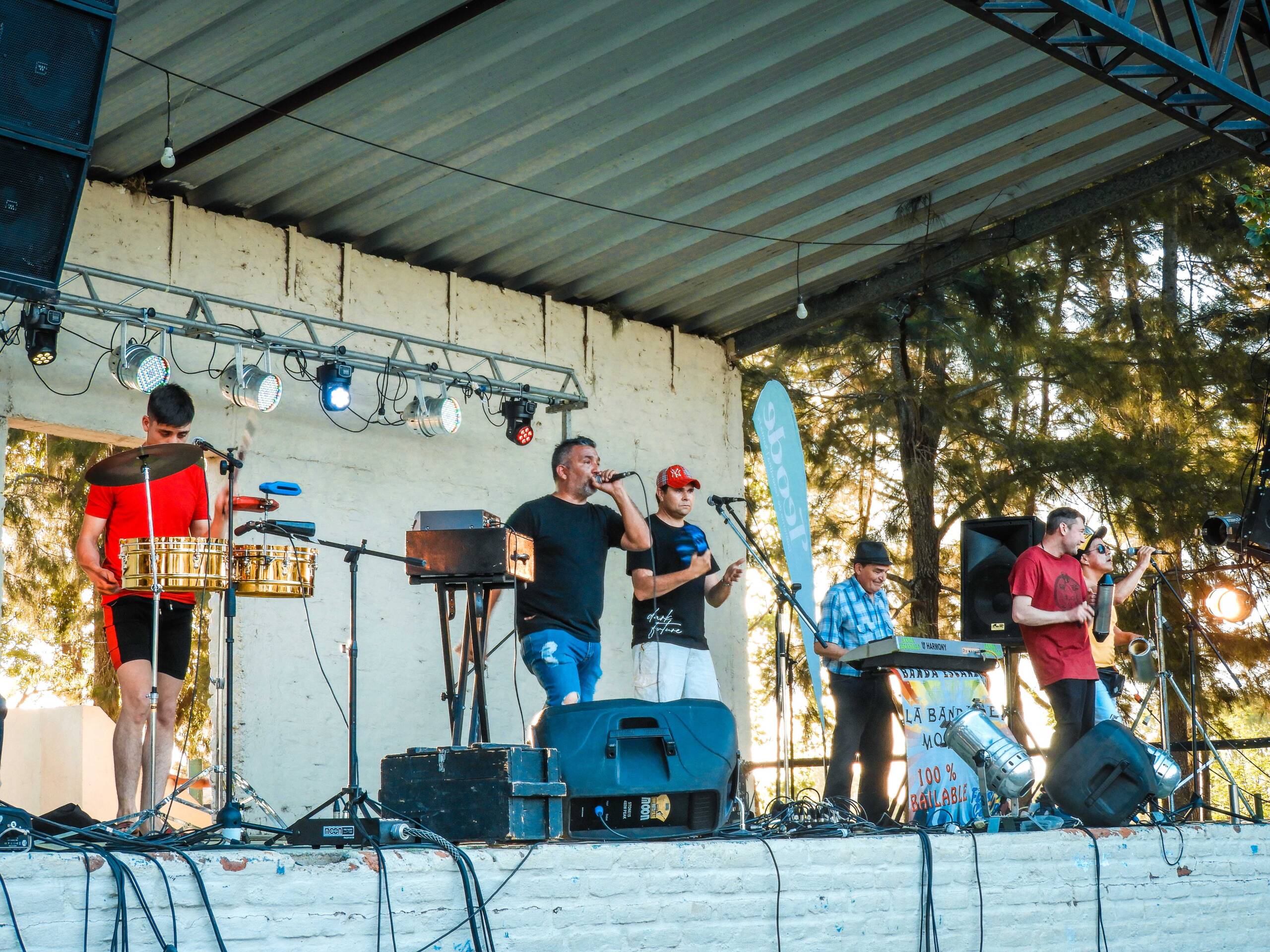MULTITUDINARIA FIESTA DEL POLLO AL DISCO EN TEODELINA