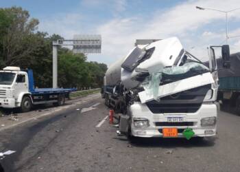 SINIESTRO VIAL ENTRE DOS VEHÍCULOS DE GRAN PORTE, UNO CON CARGA  PELIGROSA