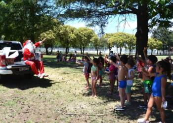 VILLA CAÑAS : PAPÁ NOEL VISITÓ LA COLONIA MUNICIPAL