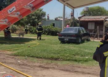 TEODELINA: INCENDIO DE DEPOSITO EN LA PARTE TRASERA DE UNA VIVIENDA
