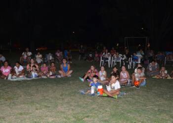 VILLA CAÑAS : CINE INFANTIL EN LA PLAZA MALVINAS ARGENTINAS
