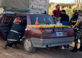 TEODELINA :Accidente entre un auto y un camión en la ruta 7 vieja de Vedia
