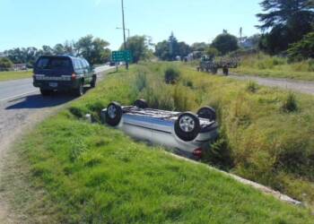 VOLCÓ UN AUTO EN RUTA 33!! TERMINÓ ADENTRO DE UN ZANJÓN
