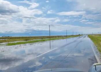 La Picasa desbordó por las lluvias y el agua cruzó la ruta 7