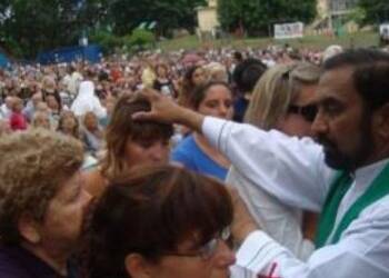 Acusan a una mujer de Santa Isabel de vender turnos y bendiciones del padre Ignacio