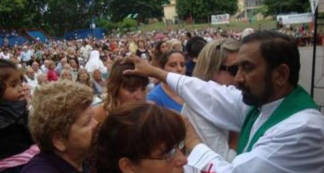 Acusan a una mujer de Santa Isabel de vender turnos y bendiciones del padre Ignacio