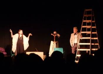 TEODELINA : 𝗔 𝗦𝗔𝗟𝗔 𝗟𝗟𝗘𝗡𝗔 𝗦𝗘 𝗣𝗥𝗘𝗦𝗘𝗡𝗧𝗢 𝗟𝗔 𝗖𝗢𝗠𝗘𝗗𝗜𝗔 𝗧𝗘𝗔𝗧𝗥𝗔𝗟 “𝗡𝗨𝗡𝗖𝗔 𝗘𝗦 𝗧𝗔𝗥𝗗𝗘”