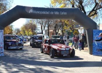 MULTITUDINARIO ENCUENTRO DE AUTOS CLÁSICOS Y ANTIGUOS