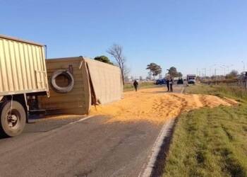 ACCIDENTE EN RUTA 33 ENTRE MURPHY Y CARMEN: UN AUTO Y UN CAMIÓN TERMINARON VOLCADOS 