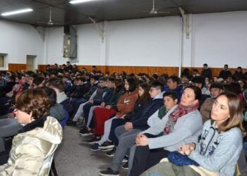 VILLA CAÑAS : MÁS DE 700 PERSONAS PARTICIPARON DE LA CHARLA QUE BRINDÓ GASTÓN PAULS SOBRE ADICCIONES