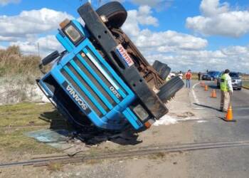 IMPRESIONANTE VUELCO DE UN CAMIÓN EN “LA CURVA DE LA MUERTE”, SOBRE LA RUTA 33