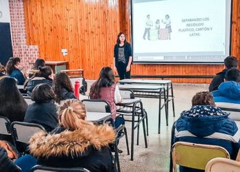 TEODELINA : 𝗖𝗛𝗔𝗥𝗟𝗔 𝗘𝗡 𝗟𝗔𝗦 𝗘𝗦𝗖𝗨𝗘𝗟𝗔𝗦 𝗣𝗔𝗥𝗔 𝗣𝗥𝗢𝗠𝗢𝗩𝗘𝗥 𝗘𝗟 𝗖𝗨𝗜𝗗𝗔𝗗𝗢 𝗗𝗘𝗟 𝗠𝗘𝗗𝗜𝗢 𝗔𝗠𝗕𝗜𝗘𝗡𝗧𝗘