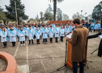 TEODELINA : 𝗔𝗟𝗨𝗠𝗡𝗢𝗦 𝗗𝗘 𝟰𝗧𝗢 𝗚𝗥𝗔𝗗𝗢 𝗣𝗥𝗘𝗦𝗧𝗔𝗥𝗢𝗡 𝗝𝗨𝗥𝗔𝗠𝗘𝗡𝗧𝗢 𝗔 𝗟𝗔 𝗕𝗔𝗡𝗗𝗘𝗥𝗔 