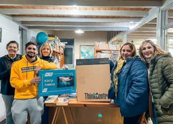 TEODELINA: 𝗘𝗡𝗧𝗥𝗘𝗚𝗔 𝗗𝗘 𝗨𝗡𝗔 𝗣𝗖 𝗔 𝗟𝗔 𝗕𝗜𝗕𝗟𝗜𝗢𝗧𝗘𝗖𝗔 𝗣𝗢𝗣𝗨𝗟𝗔𝗥