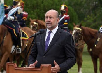 El gobernador de Santa Fe dio positivo en coronavirus .