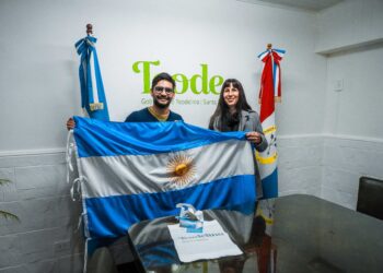 TEODELINA : 𝗦𝗘 𝗘𝗡𝗧𝗥𝗘𝗚𝗔𝗥𝗢𝗡 𝗕𝗔𝗡𝗗𝗘𝗥𝗔𝗦 𝗗𝗘 𝗙𝗟𝗔𝗠𝗘𝗢 𝗔 𝗟𝗔𝗦 𝗘𝗦𝗖𝗨𝗘𝗟𝗔𝗦 