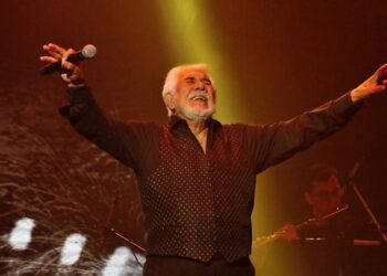  FUROR POR RAÚL LAVIÉ EN VENADO TUERTO: PRESENTA “A MI MANERA” EN EL TEATRO VERDI