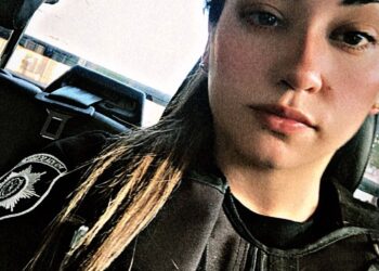 FIRMAT: UNA MUJER POLICIA REALIZÓ MANIOBRAS DE RCP A UN CIUDADANO