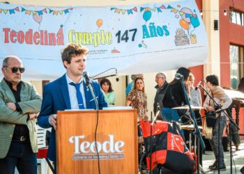 CON UN SOL RADIANTE 𝗧𝗘𝗢𝗗𝗘𝗟𝗜𝗡𝗔 𝗖𝗘𝗟𝗘𝗕𝗥𝗢 𝗦𝗨 𝟭𝟰𝟳° 𝗔𝗡𝗜𝗩𝗘𝗥𝗦𝗔𝗥𝗜𝗢