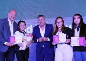 PROVINCIA Y NACIÓN COMENZARON CON LA ENTREGA DE MÁS DE 5.000 TABLETS EN TODO EL TERRITORIO SANTAFESINO