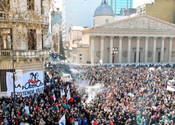 EN DEFENSA DE LA DEMOCRACIA Multitudinaria marcha a Plaza de Mayo tras el atentado contra la Vicepresidenta