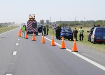 ACCIDENTE FATAL EN AUTOPISTA ROSARIO-BUENOS AIRES: BAJÓ DEL AUTO Y MURIÓ EMBESTIDO POR UN CAMIÓN