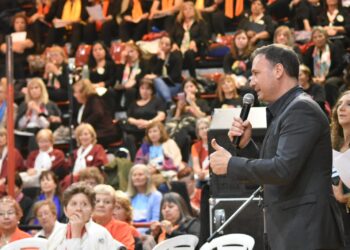 CANTÓ LA REGIÓN: CON MÁS DE 600 VOCES Y 32 COROS UNIDOS EL “SURCANTA” BRILLÓ EN EL ESTADIO OLIMPIA