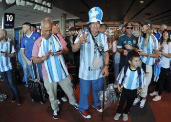 Con ilusión y fervor, partió el primer vuelo directo de Aerolíneas rumbo a Qatar