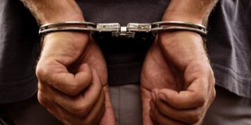 VILLA CAÑAS: UN HOMBRE ROMPIÓ LA PUERTA DE SU EX PAREJA A HACHAZOS VILLA CAÑAS: UN HOMBRE ROMPIÓ LA PUERTA DE SU EX PAREJA A HACHAZOS