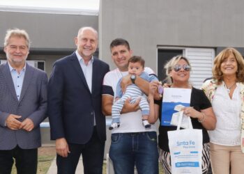 PEROTTI ENTREGÓ 64 VIVIENDAS EN VENADO TUERTO: “DESEO QUE PUEDAN AQUÍ REALIZAR SUS SUEÑOS”