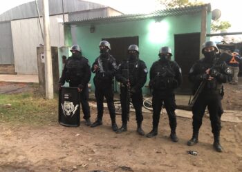 VILLA CAÑÁS: SECUESTRARON CELULARES, PLANTAS DE CANNABIS, UN ARMA DE FUEGO Y VESTIMENTA RELACIONADOS CON UN HECHO DELICTIVO