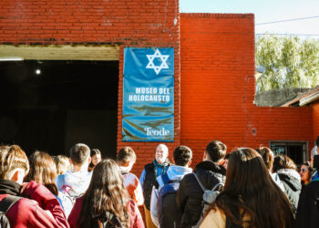 𝗦𝗘 𝗜𝗡𝗔𝗨𝗚𝗨𝗥𝗢 𝗟𝗔 𝗠𝗨𝗘𝗦𝗧𝗥𝗔 “𝗘𝗟 𝗠𝗨𝗦𝗘𝗢 𝗗𝗘𝗟 𝗛𝗢𝗟𝗢𝗖𝗔𝗨𝗦𝗧𝗢 𝗩𝗜𝗦𝗜𝗧𝗔 𝗧𝗘𝗢𝗗𝗘𝗟𝗜𝗡𝗔”