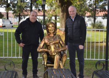 EN EL ANIVERSARIO DE VILLA CAÑÁS, INAUGURARON UNA ESCULTURA DE MIRTHA LEGRAND