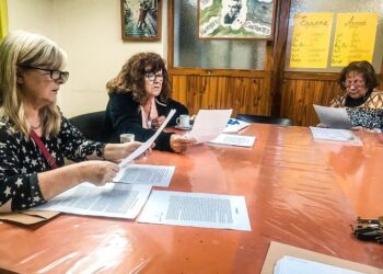 TEODELINA: 𝗝𝗢𝗩𝗘𝗡𝗘𝗦 𝗥𝗘𝗣𝗥𝗘𝗦𝗘𝗡𝗧𝗔𝗡 𝗔 𝗧𝗘𝗢𝗗𝗘𝗟𝗜𝗡𝗔 𝗘𝗡 𝗨𝗡 𝗟𝗜𝗕𝗥𝗢