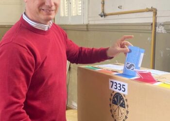 El candidato a Senador, Lisandro Enrico, emitió su voto en la Escuela N° 206 “Rosa T. de Estrugamou”, de Venado Tuerto.