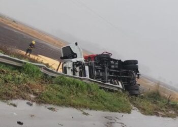 CHOQUE Y VUELCO ENTRE CAMIÓN Y CAMIONETA EN RUTA 33 ENTRE VENADO TUERTO Y MURPHY
