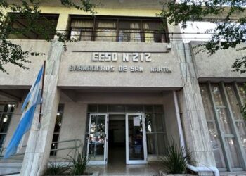LA COMUNIDAD EDUCATIVA DE LA ESSO 212 DECRETO DUELO INSTITUCIONAL PARA EL LUNES Y LA SUSPENSION DE CLASES PORA AMBOS TURNOS.