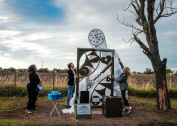 𝗟𝗔 𝗘𝗦𝗖𝗨𝗘𝗟𝗔 𝟲𝟯𝟴𝟮 𝗜𝗡𝗔𝗨𝗚𝗨𝗥𝗢 𝗘𝗟 𝗠𝗢𝗡𝗨𝗠𝗘𝗡𝗧𝗢 𝗔 𝗟𝗔 𝗗𝗘𝗠𝗢𝗖𝗥𝗔𝗖𝗜𝗔