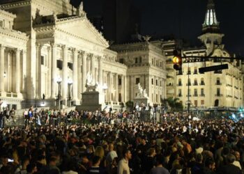 Masiva convocatoria en Plaza Congreso en rechazo al DNU del gobierno de Milei