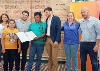  PRIMERA VISITA DE PULLARO COMO GOBERNADOR A VENADO TUERTO: ENTREGÓ ESCRITURAS Y UN APORTE