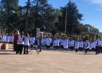 TEODELINA: ALUMNOS DE CUARTO GRADO HICIERON SU PROMESA DE LEALTAD A LA BANDERA