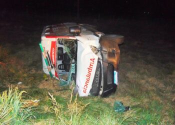 UNA AMBULANCIA VOLCÓ EN RUTA 8: DOS PERSONAS SUFRIERON HERIDAS DE CONSIDERACIÓN