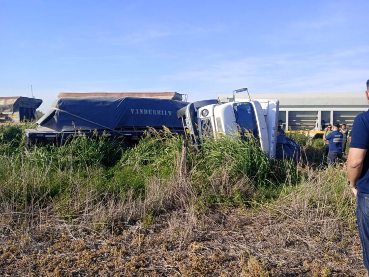 ACCIDENTE EN RUTA 65 CRUCE DE CASEROS:  UN CAMIÓN  EVITO CHOCAR CONTRA EL TREN Y VOLCÓ